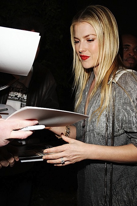 Ali Larter signing autographs
